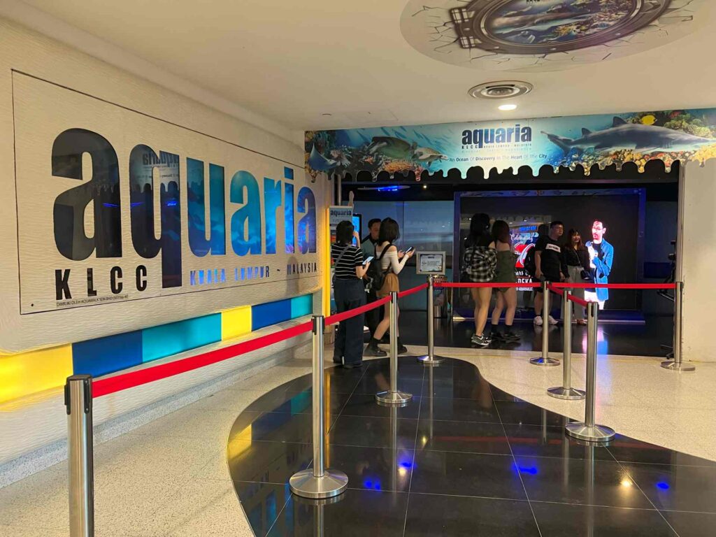 Aquaria KLCC tickets being bought at the entrance.